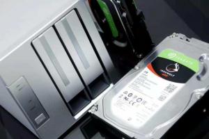 体验这款NAS，小白博主做了一个违背祖宗的决定——铁威马F2-221