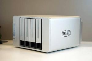 铁威马F4组建家庭云盘详解，从硬件到软件一看就懂！