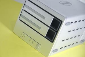 都1202年了，家里不会没有一个共享文件的设备吧